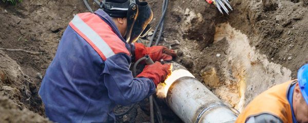 utility-worker-fixing-broken-water-main-sewerage-resize.jpg